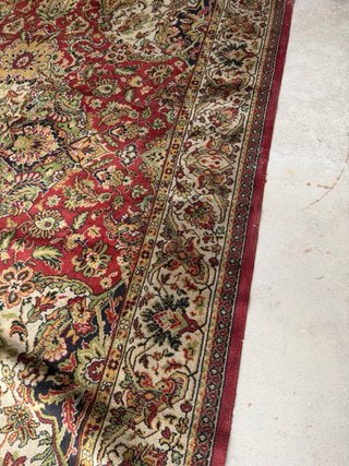 Alfombra persa clásica roja y multicolor