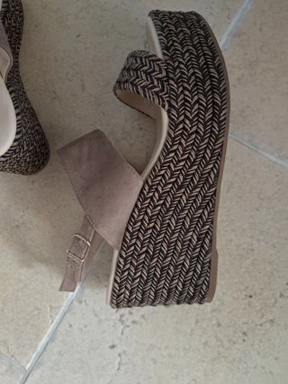 Sandalias cuña beige y marrón