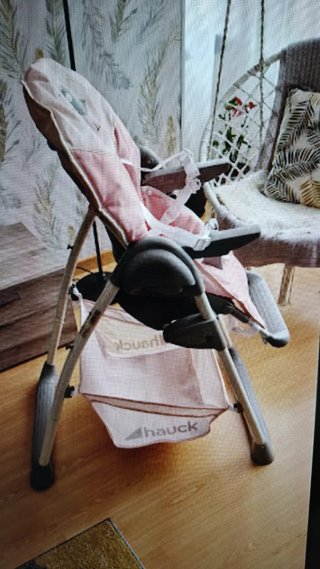 Trona para bebé rosa y blanca