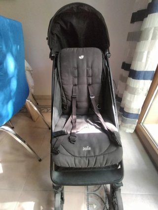 Silla de paseo Joie Pact negra
