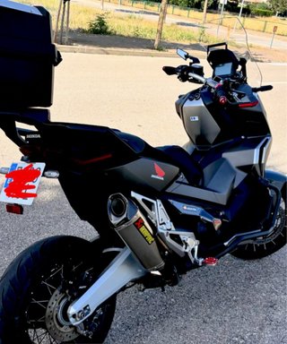 Honda X-ADV 750 Negra y Dorada