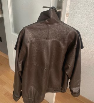 Cazadora Zara efecto piel marrón