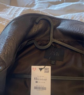 Cazadora Zara efecto piel marrón