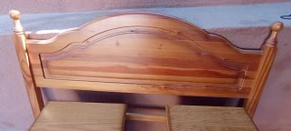 Cabecero y mesitas de noche de madera