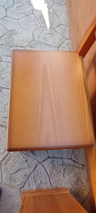 Cabecero y mesitas de noche de madera