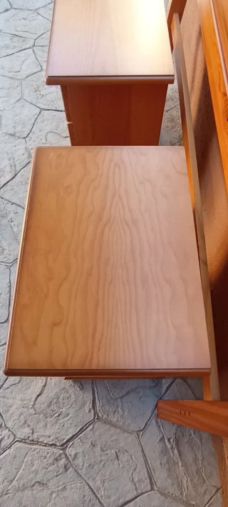 Cabecero y mesitas de noche de madera