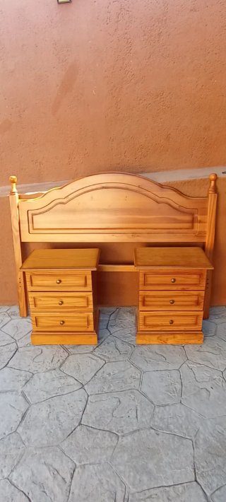 Cabecero y mesitas de noche de madera