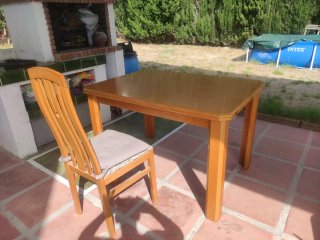 Mesa de comedor de madera y 4 sillas