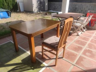 Mesa de comedor de madera y 4 sillas