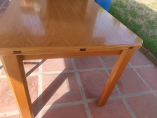 Mesa de comedor de madera y 4 sillas