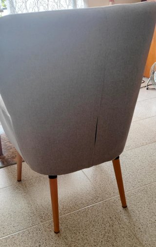 Butaca gris de tela con patas de madera