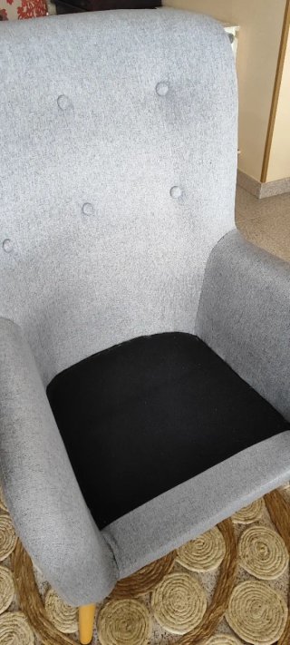 Butaca gris de tela con patas de madera