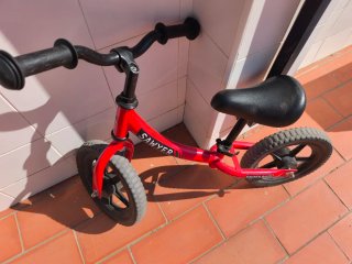 Bici de equilibrio Sawyer Roja