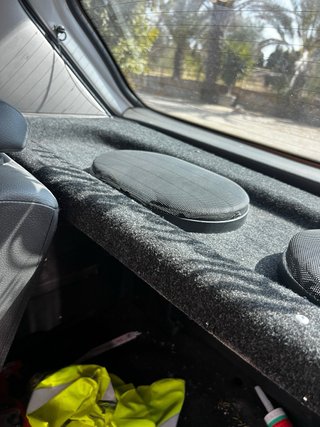 Altavoces de bandeja coche