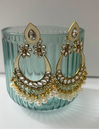 Pendientes dorados con perlas y pedrería