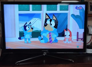 Televisión Samsung Negra y Azul
