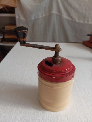 Molinillo mediano antiguo