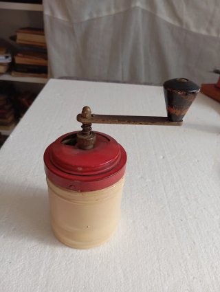 Molinillo mediano antiguo