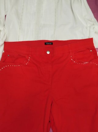 Conjunto Blusa Blanca y Pantalón Rojo