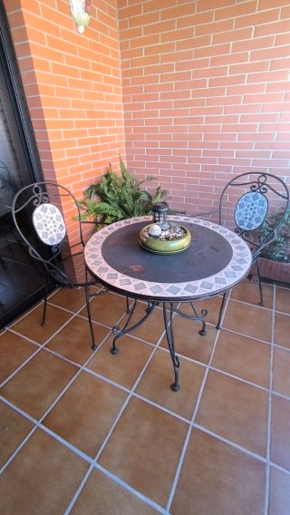 Mesa y 2 sillas forja mosaico jardín