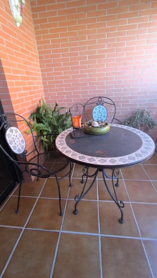 Mesa y 2 sillas forja mosaico jardín
