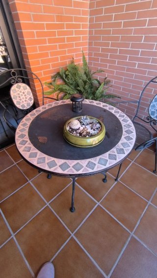 Mesa y 2 sillas forja mosaico jardín