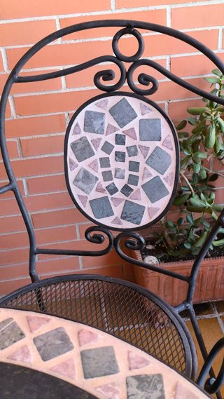 Mesa y 2 sillas forja mosaico jardín