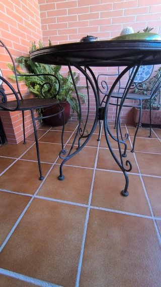 Mesa y 2 sillas forja mosaico jardín