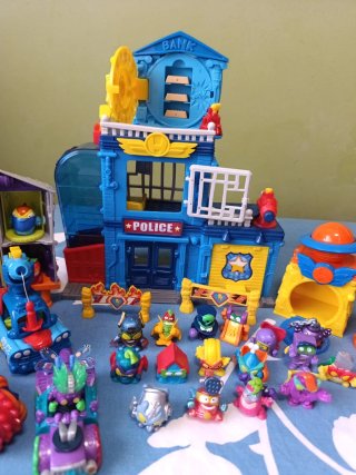 SuperZings Comisaría + Vehículos + Figuras