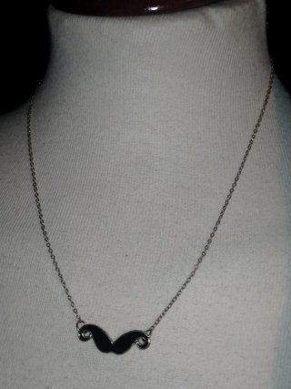 Collar bigote H&M 2010