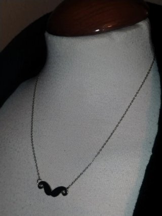 Collar bigote H&M 2010