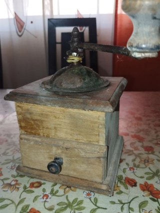 Molinillo de café antiguo