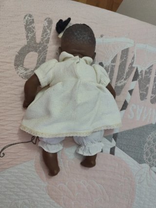 Muñeca negra bebé con vestido blanco