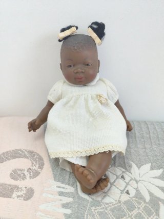 Muñeca negra bebé con vestido blanco