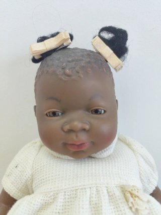 Muñeca negra bebé con vestido blanco