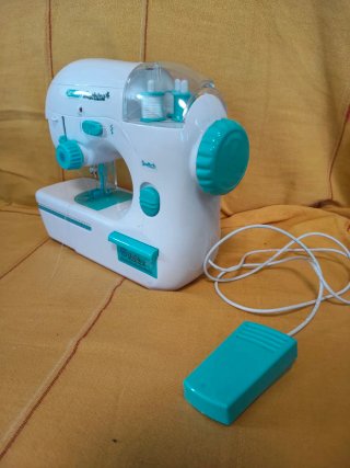 Máquina de coser de juguete