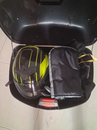 Casco de moto negro y amarillo