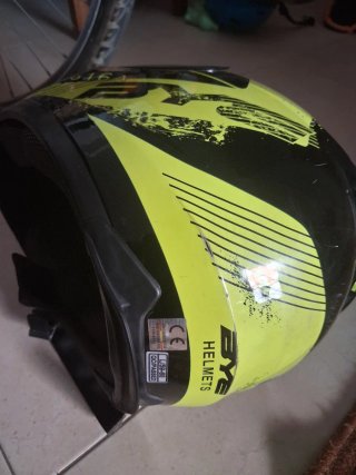 Casco de moto negro y amarillo