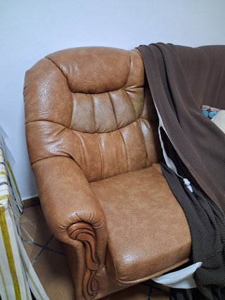Sofá polipiel y madera como nuevo