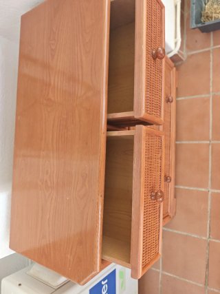 Comoda con 5 cajones decorados con mimbre
