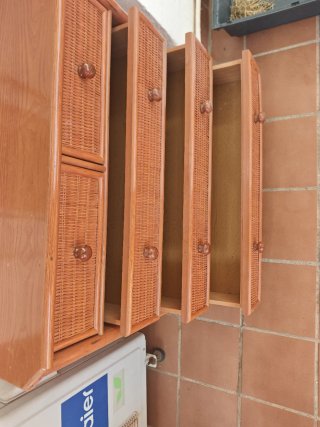 Comoda con 5 cajones decorados con mimbre
