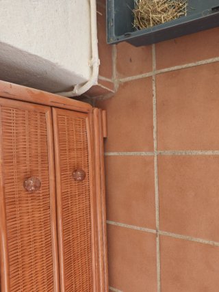 Comoda con 5 cajones decorados con mimbre
