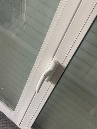Puerta blanca oscilobatiente con persiana