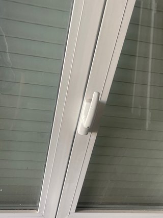 Puerta blanca oscilobatiente con persiana