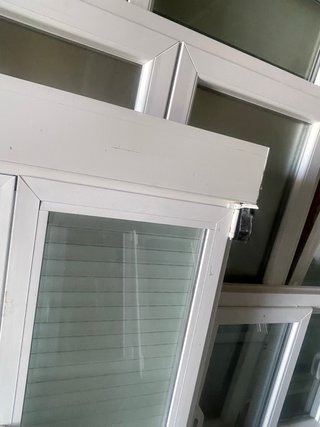 Puerta blanca oscilobatiente con persiana