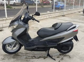 Suzuki Burgman 125 gris