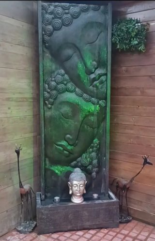 Fuente de agua Buda y Jirafas