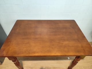 Mesa de comedor de madera