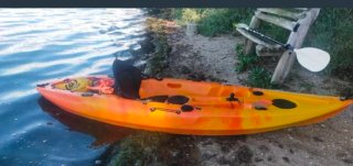 Kayak de pesca naranja y amarillo