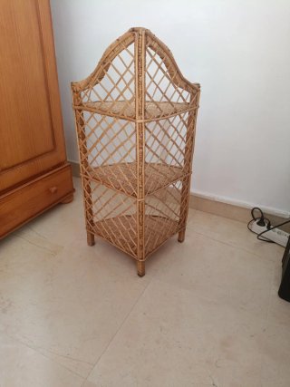Estantería esquinera de mimbre